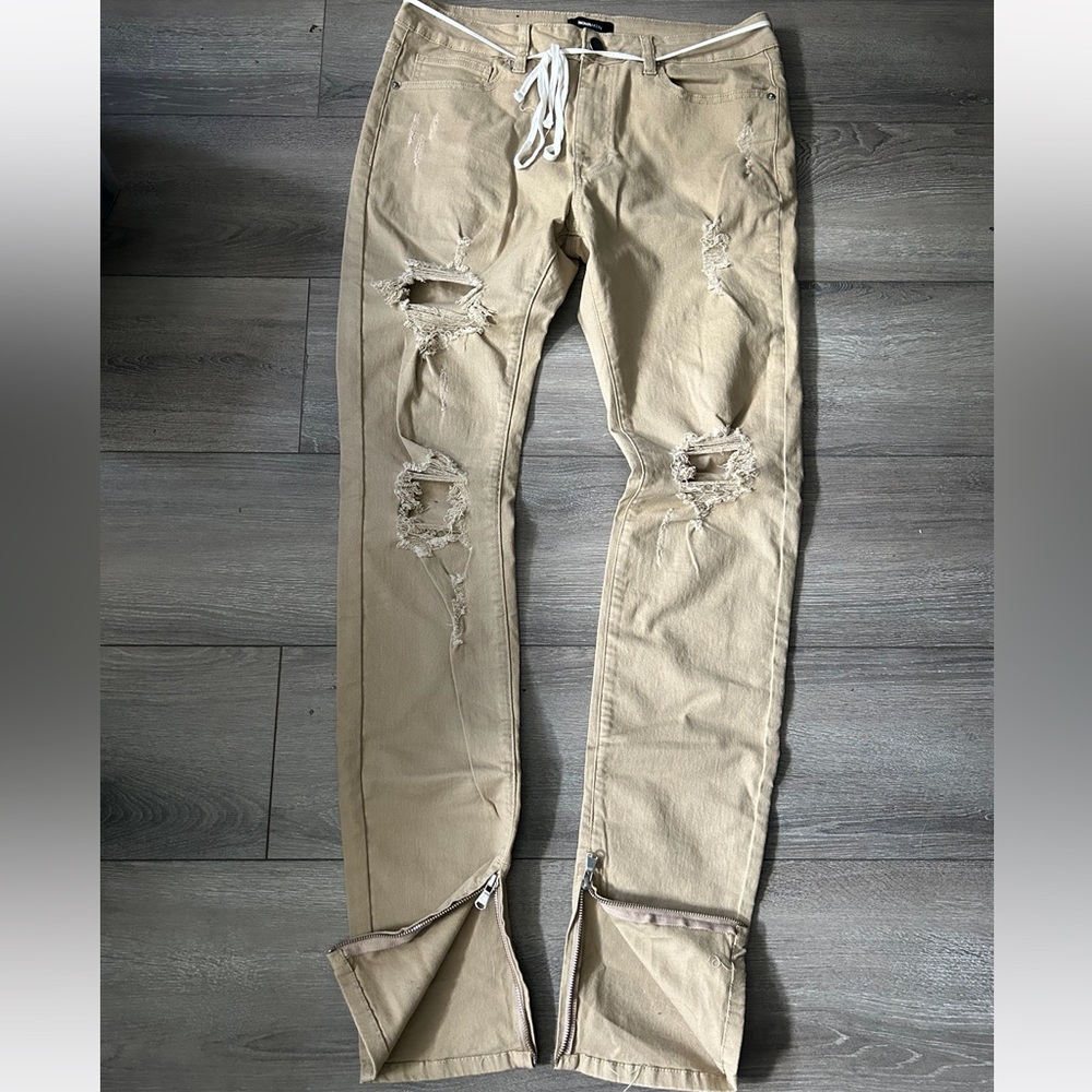Distressed zipper jeans